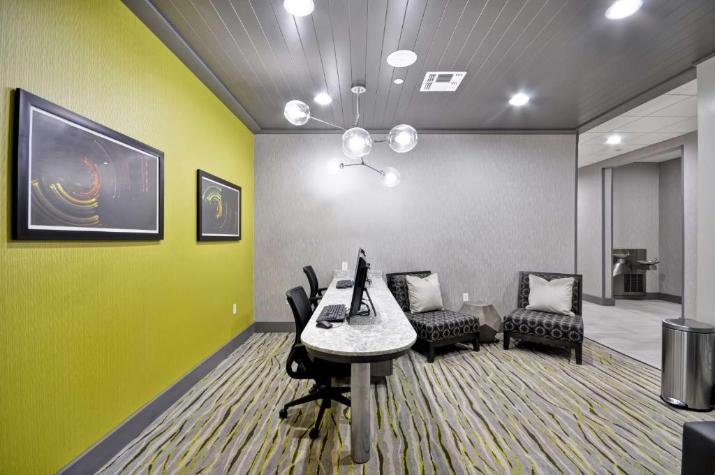 TV a/nebo společenská místnost v ubytování Homewood Suites by Hilton Tyler