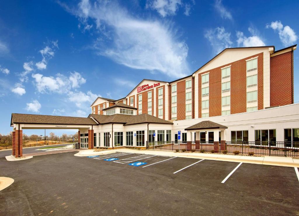 una representación de un hotel con aparcamiento en Hilton Garden Inn Martinsburg, en Martinsburg