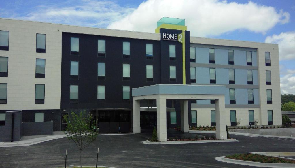 ein Bürogebäude mit einem Hotelschild darauf in der Unterkunft Home2 Suites by Hilton Tulsa Hills in Tulsa