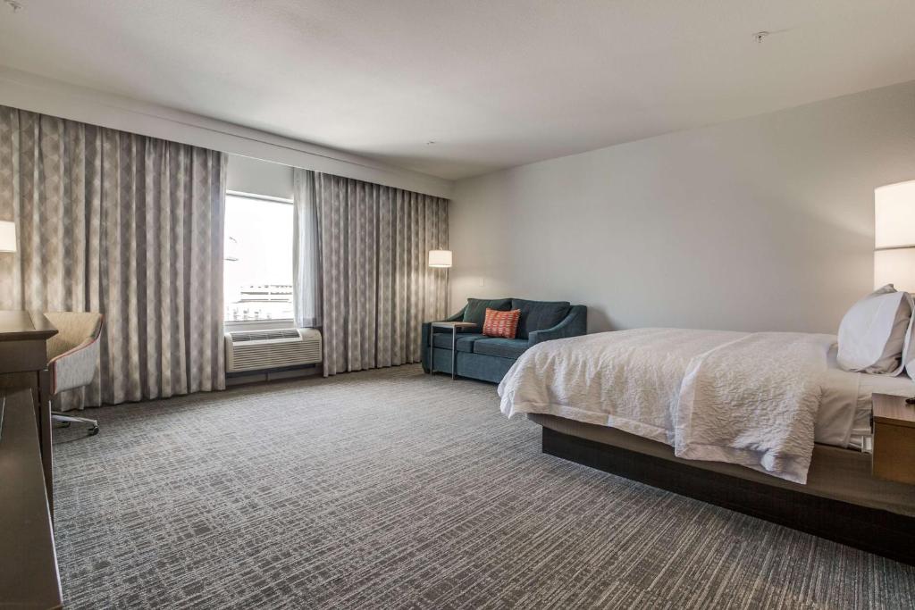 Hampton Inn & Suites Dallas-Central Expy/North Park Area - King Room With Sofa Bed - Non-Smoking