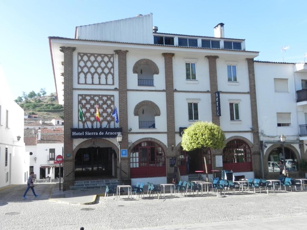 a building on the corner of a street at Hotel Sierra de Aracena in Aracena