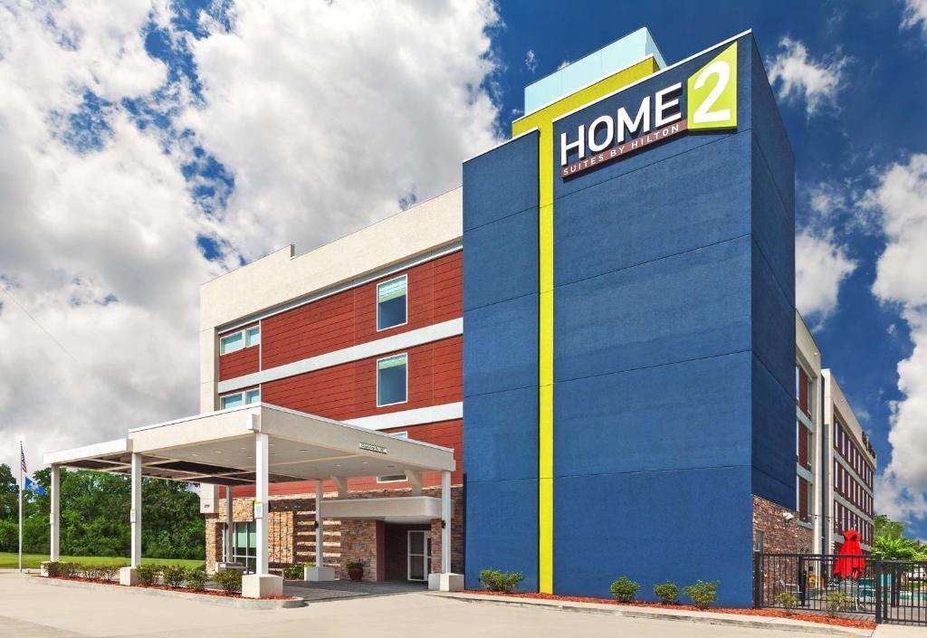 Home2 Suites By Hilton Gonzales في غونزاليس: مبنى عليه لوحة تدل على المنزل