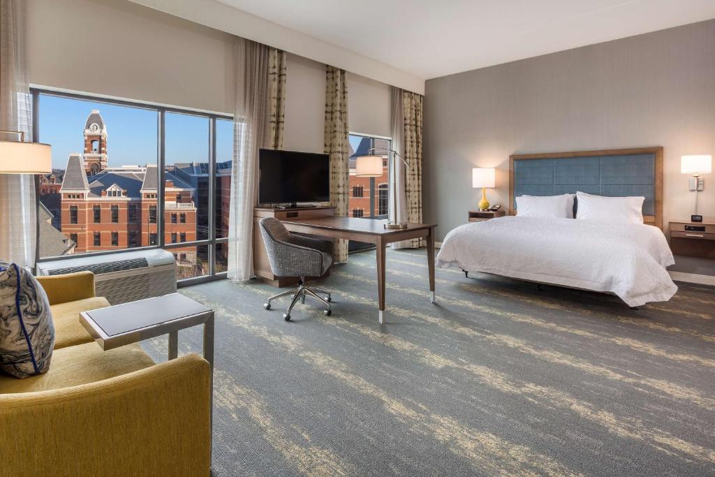 Hampton Inn & Suites Newport/Cincinnati, KY - King Studio Suite - No Fumador