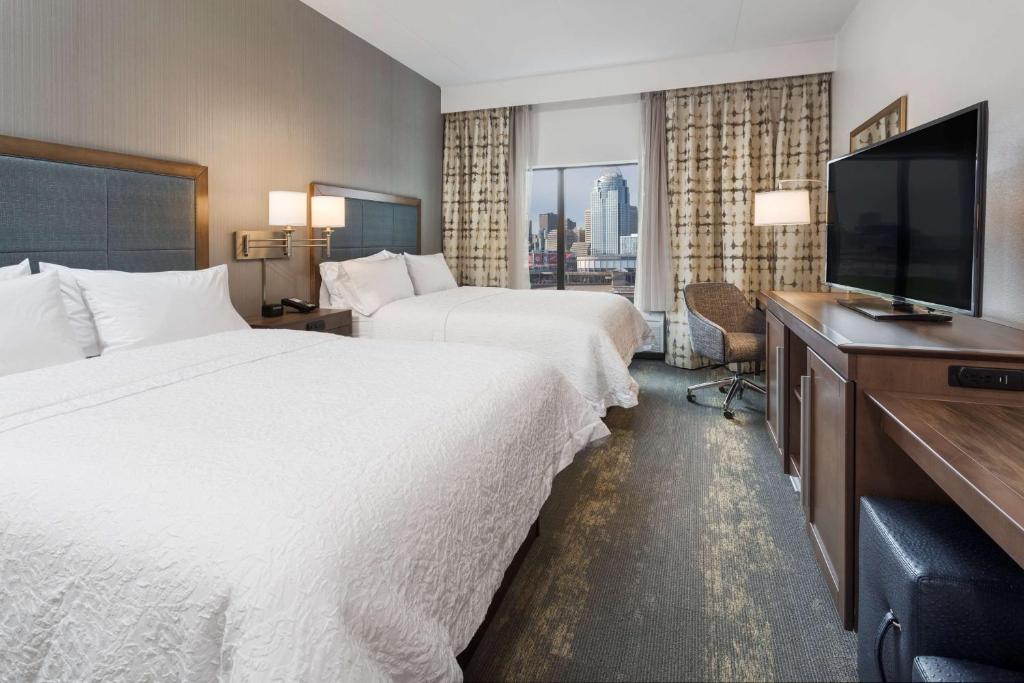 Hampton Inn & Suites Newport/Cincinnati, KY - 带有两个大号床的大号床 - 不吸烟