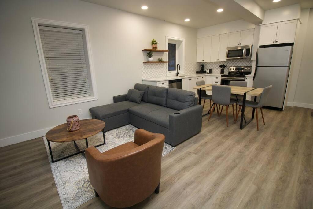 Apartment DTK Cozy Farmhouse Semi 2 Beds, Kitchener, Canada