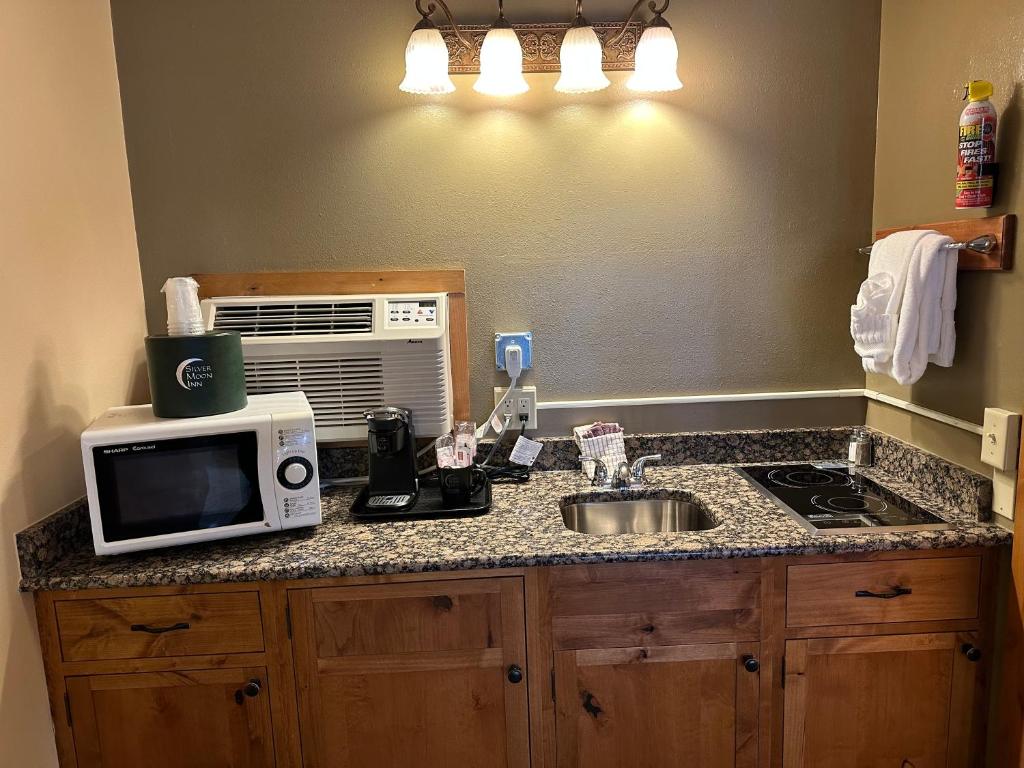 Silver Moon Inn photo