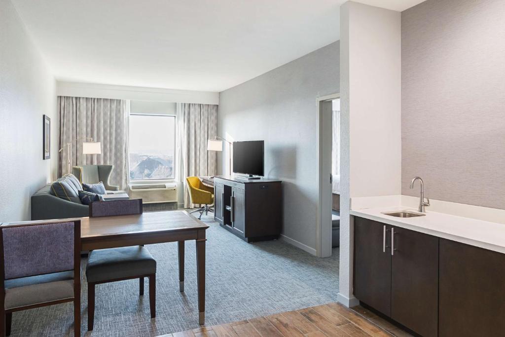 Hampton Inn & Suites Colleyville DFW Airport West photo