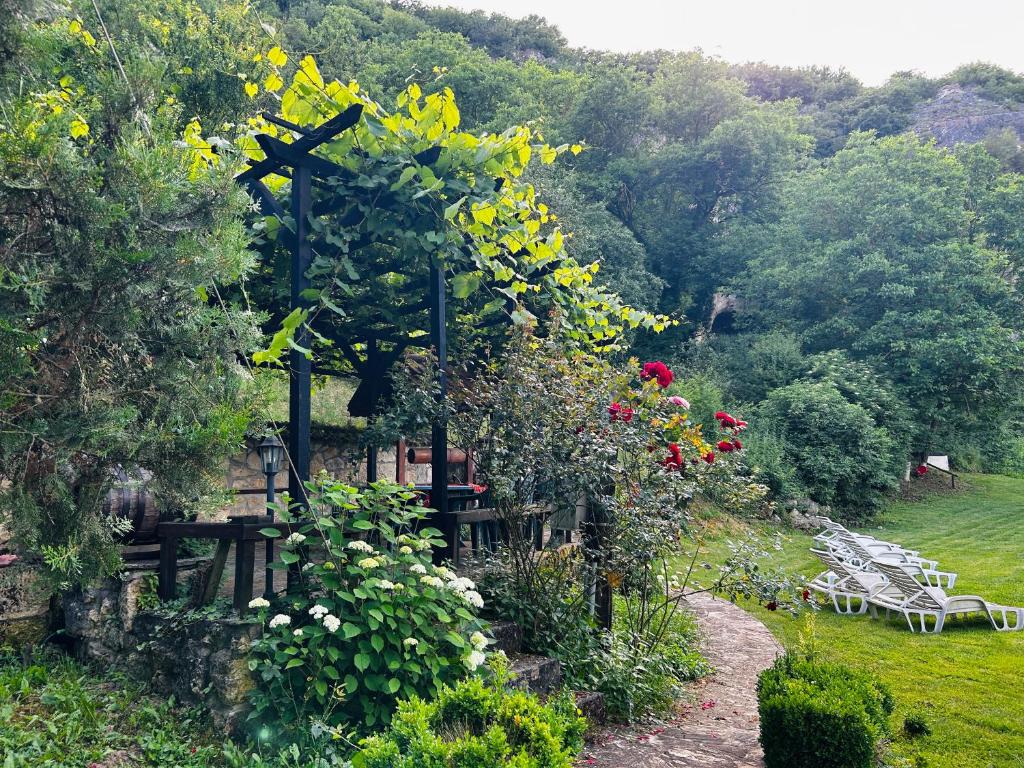 Jardín al aire libre en Milkovata Guest House