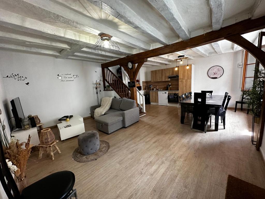 uma sala de estar com um sofá e uma mesa em Chez Samantha au cœur d'Azay em Azay-le-Rideau