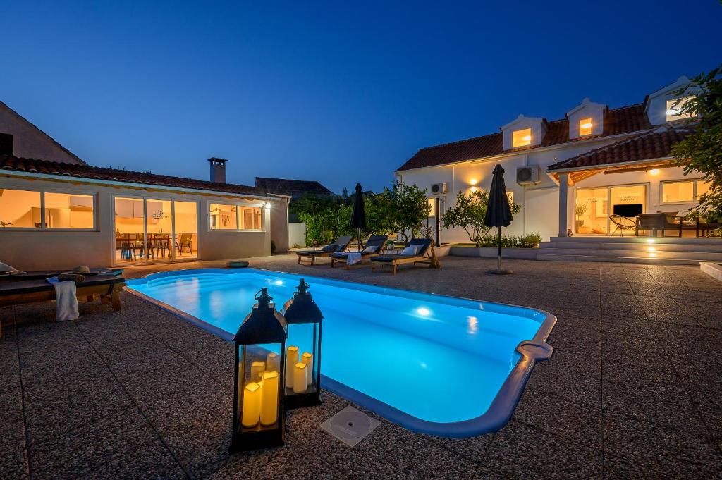 ein Pool vor einem Haus in der Unterkunft Villa Bellezza in Milna