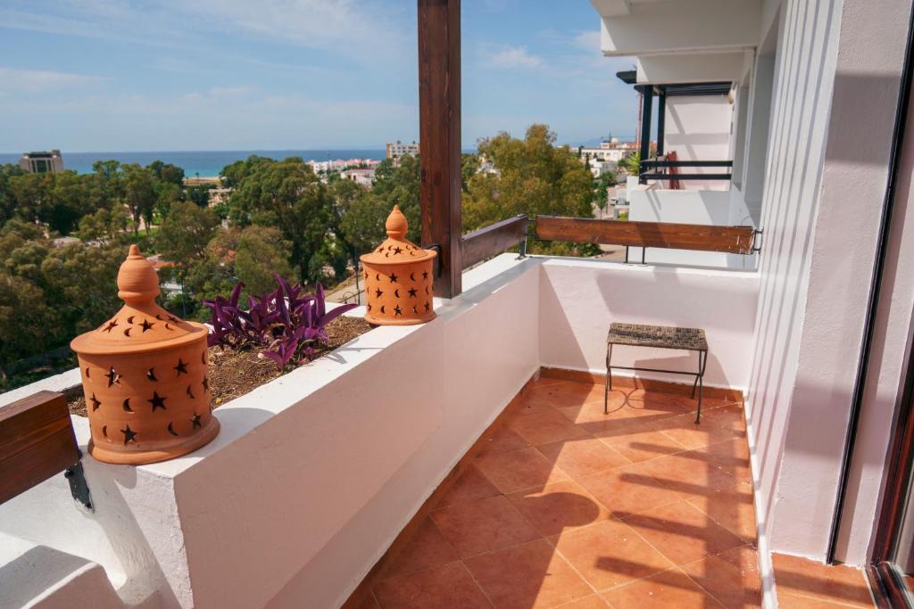 een balkon met een stoel en uitzicht op de stad bij Sea view malabata family only in Tanger