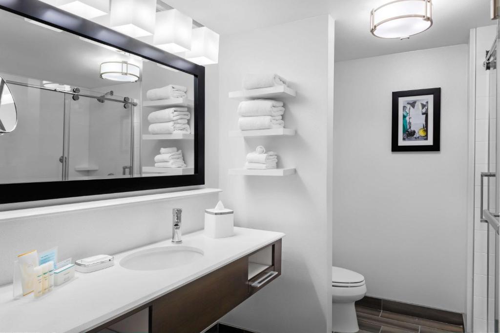 Hampton Inn & Suites Los Angeles/Hollywood, CA - King Room - Hearing Access/Non-Smoking
