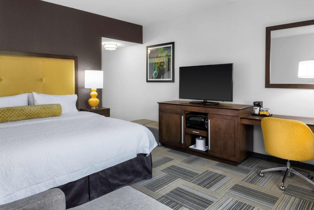 Hampton Inn & Suites Los Angeles/Hollywood, CA - King Room - Non-Smoking