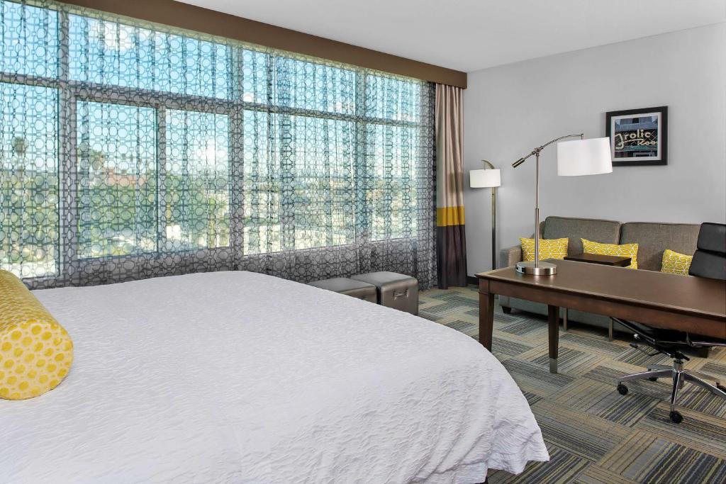 Hampton Inn & Suites Los Angeles/Hollywood, CA - King Studio Suite - Non-Smoking