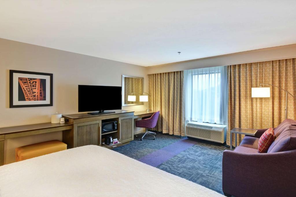 Hampton Inn Suites Ashland, Ohio - King Room With Sofa Bed - Non-Smoking