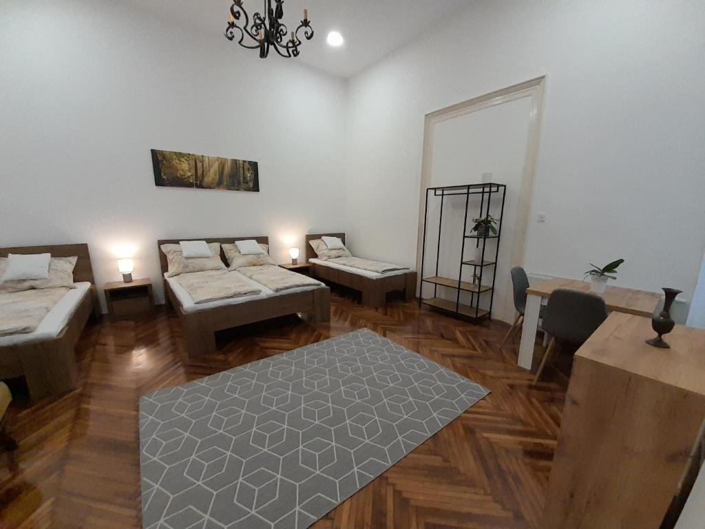 Postel nebo postele na pokoji v ubytování Déri Kert Apartmanház A