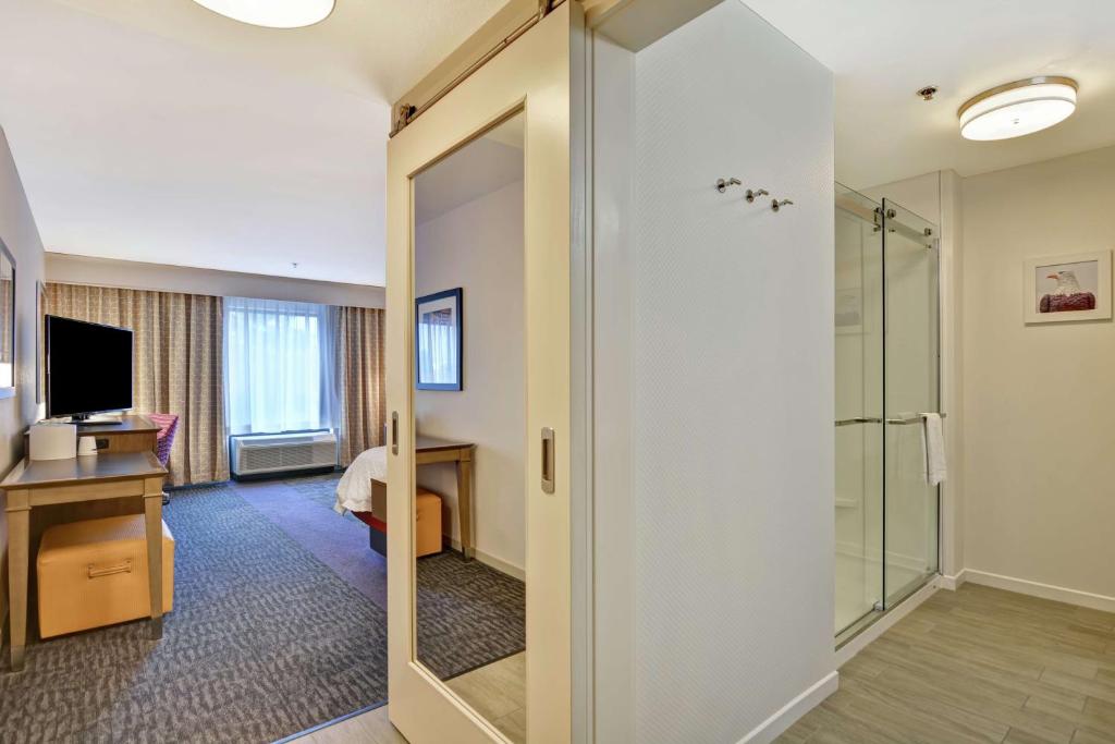 Hampton Inn Suites Ashland, Ohio - King Kamer Met Slaapbank - Slechthorend/Rookvrij