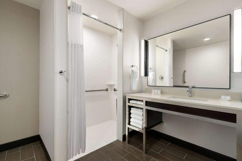 Hilton Garden Inn Medford photo