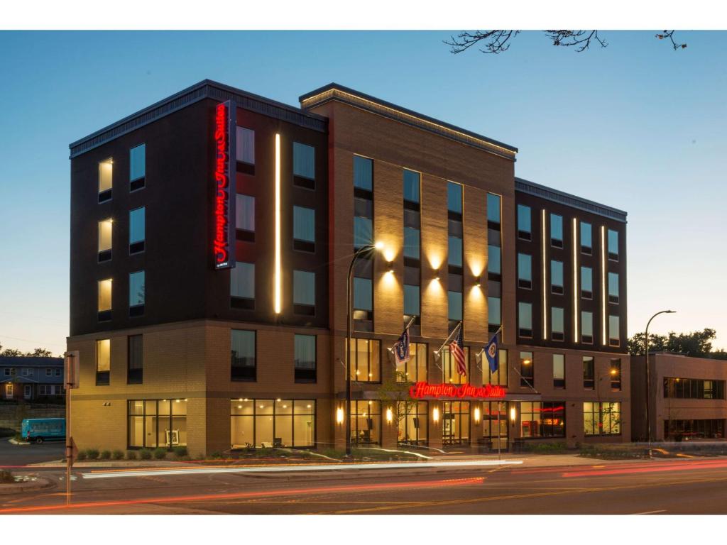 um edifício com um sinal vermelho na lateral em Hampton Inn and Suites Minneapolis University Area, MN em Minneapolis