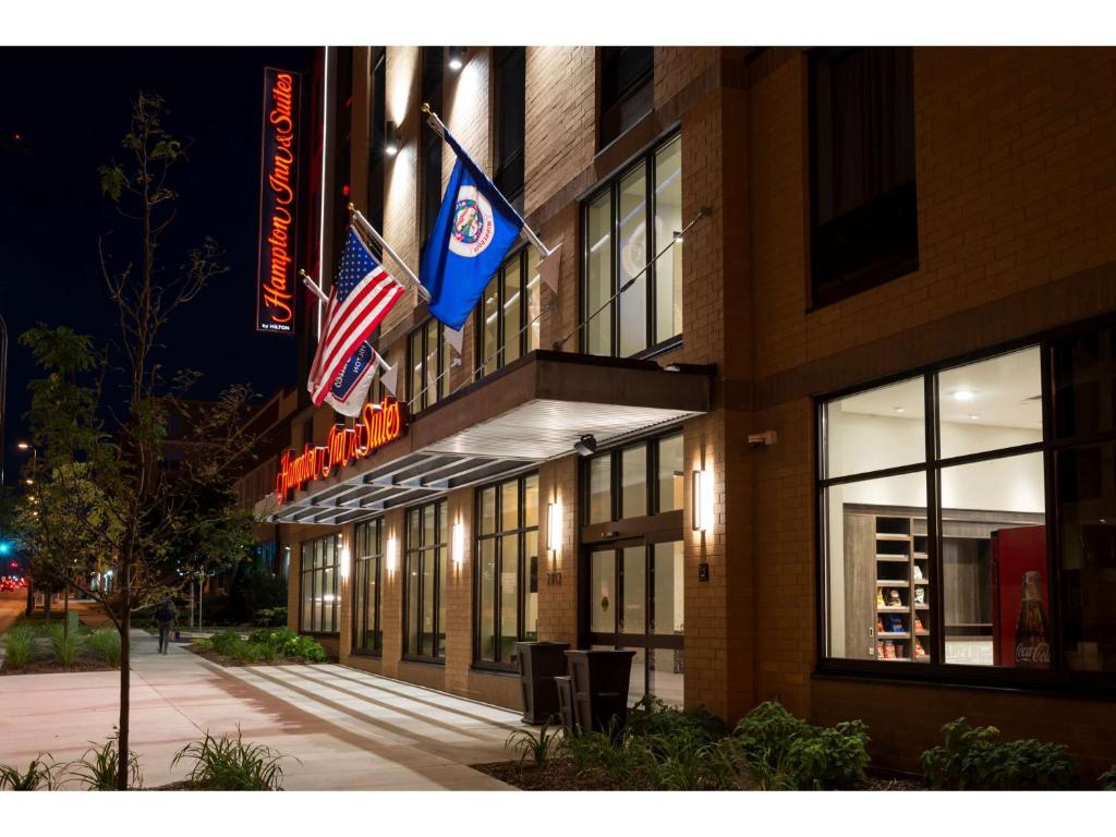 Hampton Inn and Suites Minneapolis University Area, MN photo