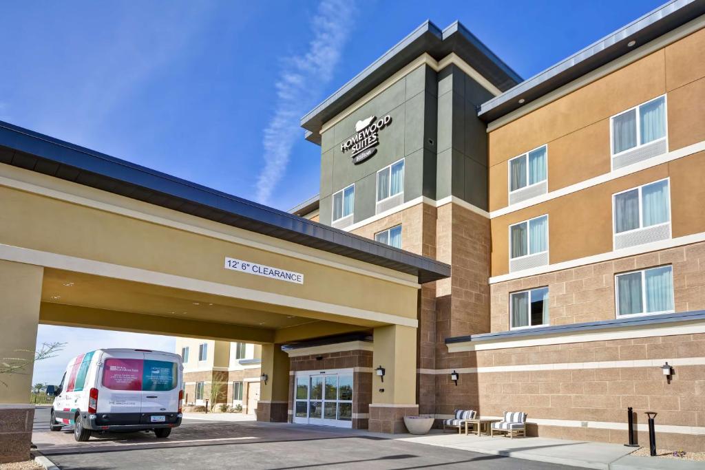 una furgoneta blanca estacionada frente a un hotel en Homewood Suites By Hilton Phoenix Tempe Asu Area en Tempe