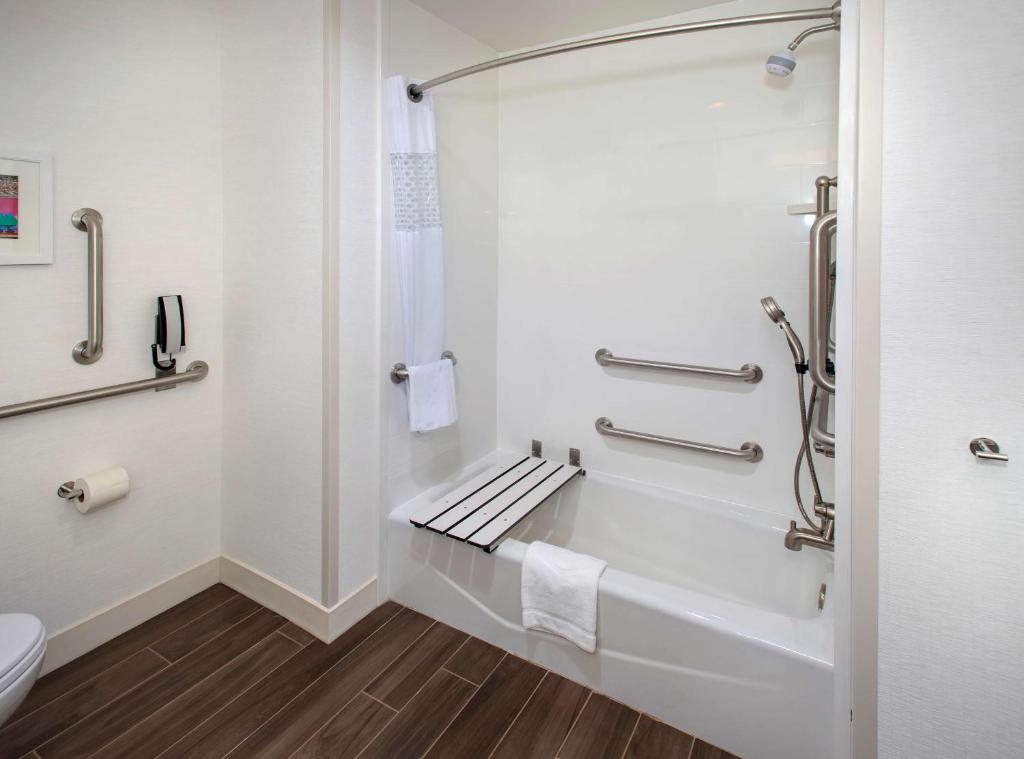 Hampton Inn by Hilton New Paltz, NY - Habitación King Con Bañera Accesible - Movilidad Y Acceso A La Audición / No Fumadores