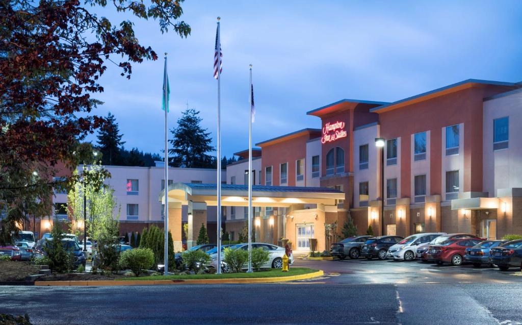 um hotel com carros estacionados num parque de estacionamento em Hampton Inn & Suites Seattle/Redmond Wa em Redmond