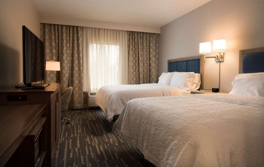 Hampton Inn & Suites Seattle/Redmond Wa - Queen Room With Two Queen Beds (4 Adults)