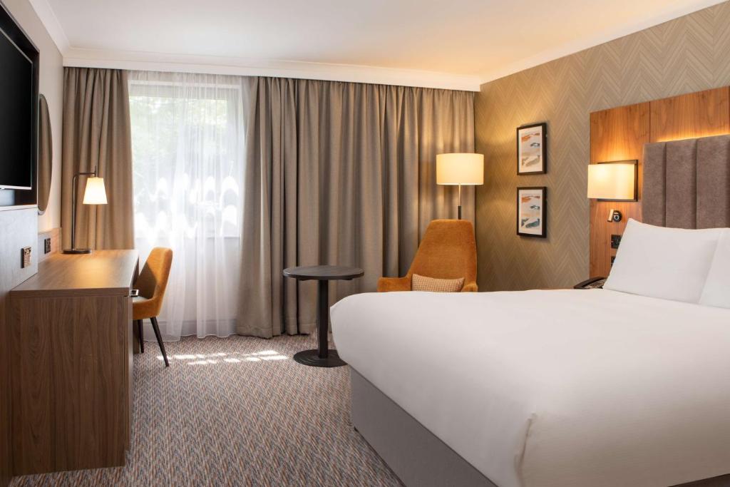 DoubleTree by Hilton Southampton في ساوثهامبتون: غرفة الفندق بسرير كبير ومكتب