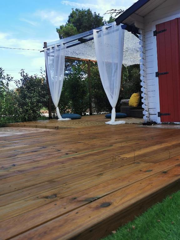 Ogród w obiekcie Dépendance cosy entre jardin et jacuzzi privés et piscine partagée