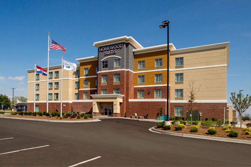 uma representação de um hotel com uma bandeira americana em Homewood Suites by Hilton St. Louis Westport em Maryland Heights