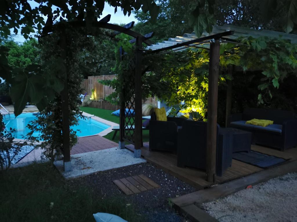 Ogród w obiekcie Dépendance cosy entre jardin et jacuzzi privés et piscine partagée