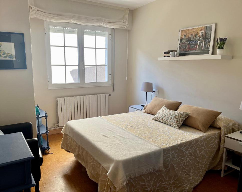 a bedroom with a bed and a window at Vivienda en Combarro in Combarro