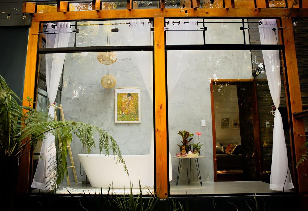 a window with a bath tub in a room at Cabana Gato do Mato in São Francisco de Paula