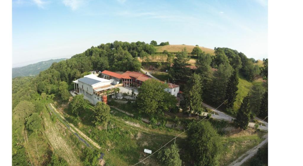 San Benedetto Belbo的住宿－Agriturismo Ca 'd Tistu，山丘上房屋的空中景致