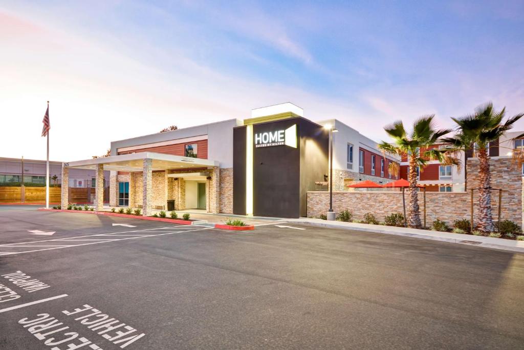 un estacionamiento frente a un hotel en Home2 Suites By Hilton Livermore, en Livermore