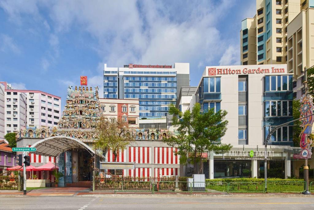 Hilton Garden Inn Singapore Serangoon في سنغافورة: مدينة فيها مباني طويلة وشارع