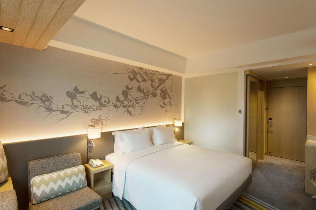 Giường trong phòng chung tại Hilton Garden Inn Singapore Serangoon