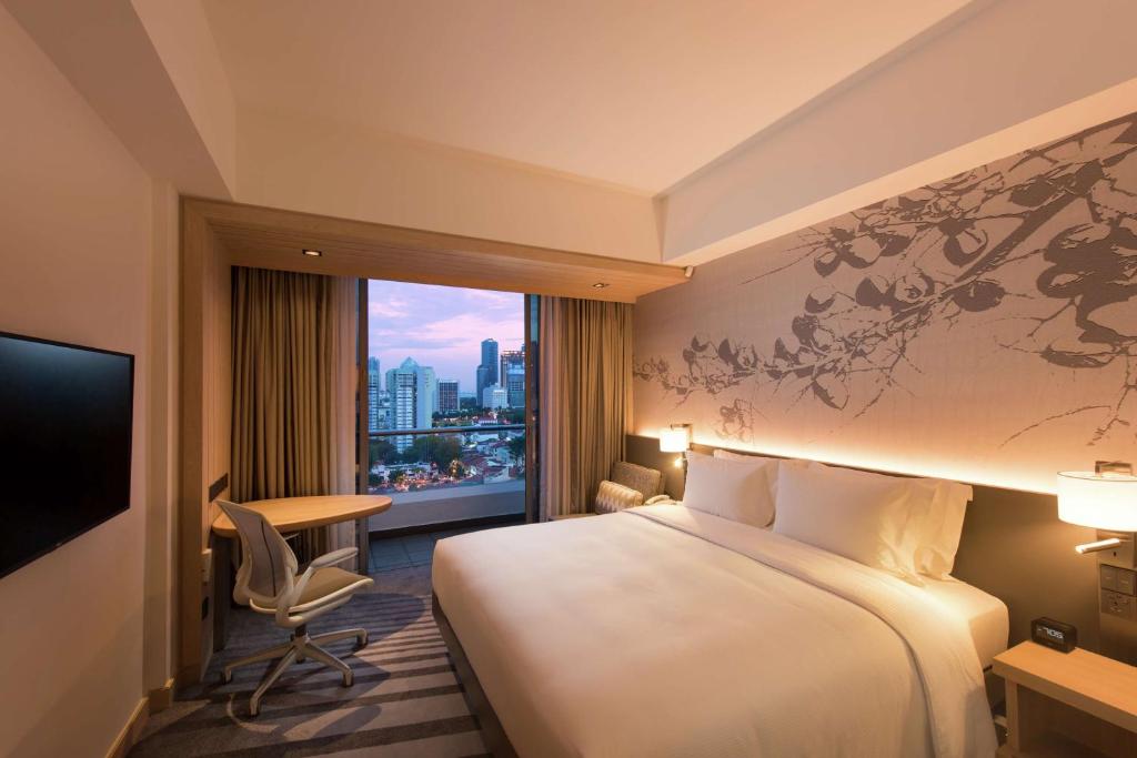 Giường trong phòng chung tại Hilton Garden Inn Singapore Serangoon