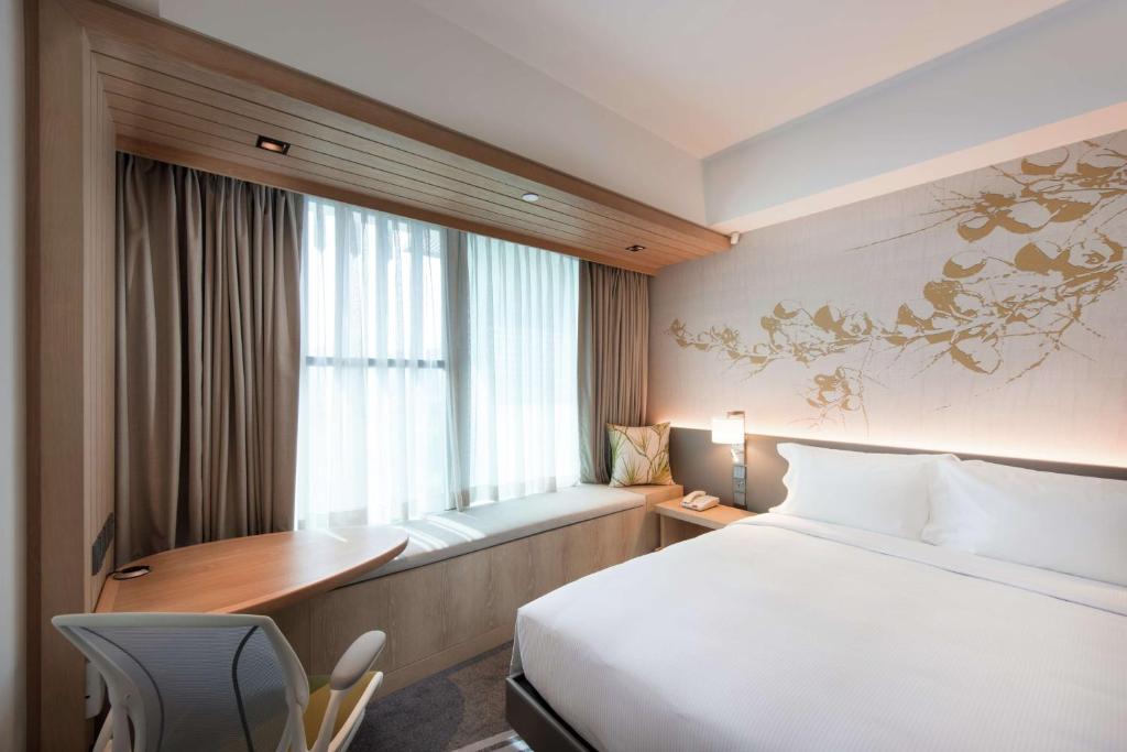 Giường trong phòng chung tại Hilton Garden Inn Singapore Serangoon