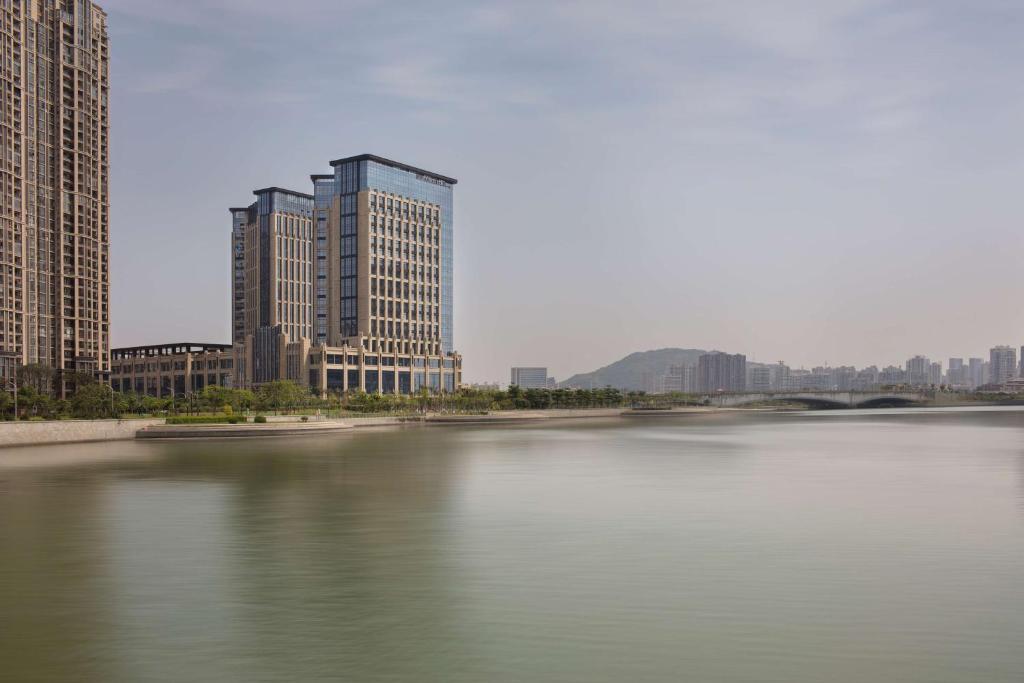 Výhled na řeku, která protéká v blízkosti hotelu