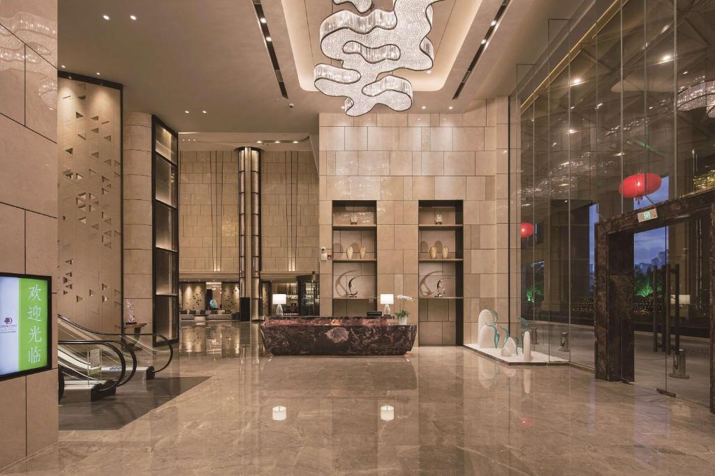 TV a/nebo společenská místnost v ubytování DoubleTree By Hilton Xiamen-Haicang