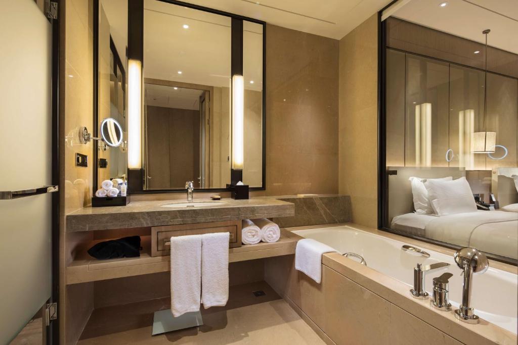 Postel nebo postele na pokoji v ubytování DoubleTree By Hilton Xiamen-Haicang