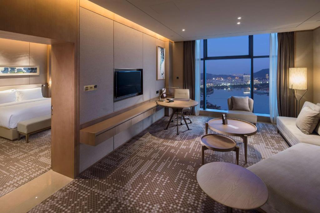 TV a/nebo společenská místnost v ubytování DoubleTree By Hilton Xiamen-Haicang