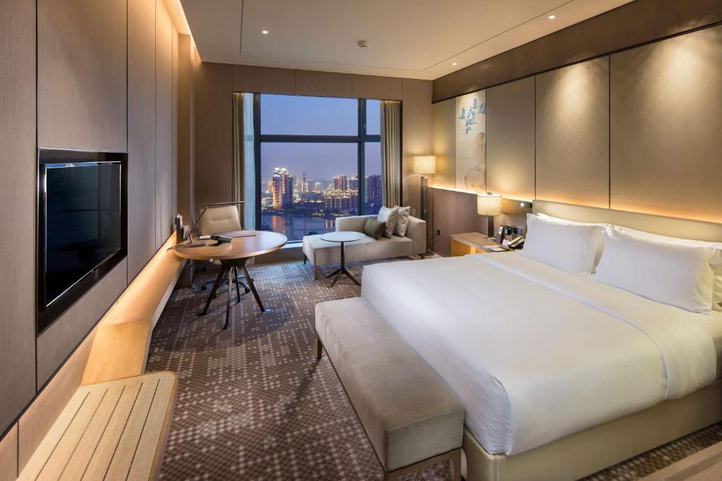 Postel nebo postele na pokoji v ubytování DoubleTree By Hilton Xiamen-Haicang