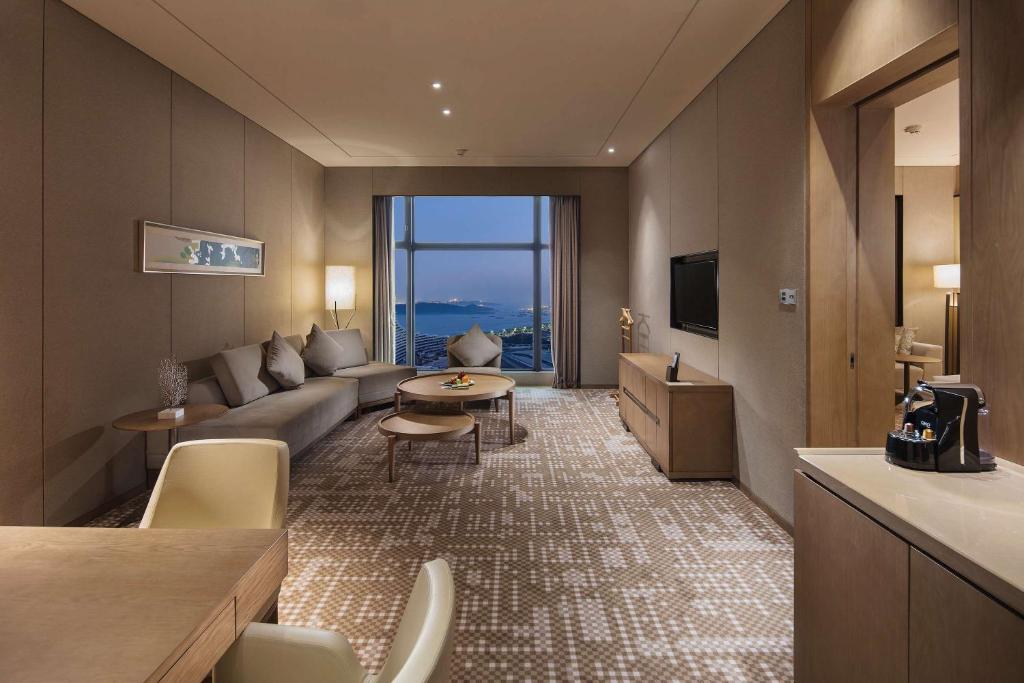 TV a/nebo společenská místnost v ubytování DoubleTree By Hilton Xiamen-Haicang