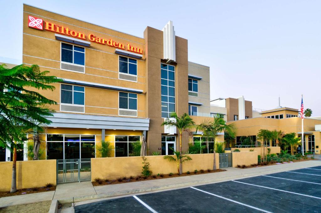 una vista exterior de un hotel con aparcamiento en Hilton Garden Inn Santa Barbara/Goleta, en Santa Bárbara