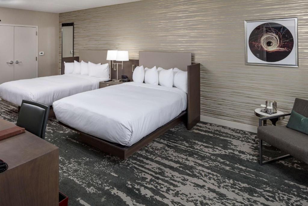 DoubleTree by Hilton Boston Logan Airport Chelsea - Queen Room With Two Queen Beds And Roll-In Shower