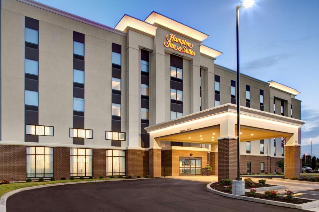 un hotel con un cartel en la parte delantera en Hampton Inn & Suites Syracuse North Airport Area en North Syracuse
