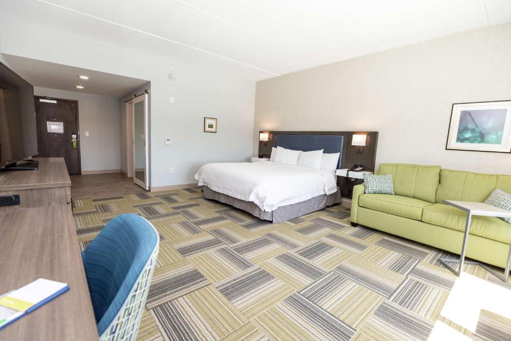Postel nebo postele na pokoji v ubytování Hampton Inn & Suites Syracuse North Airport Area